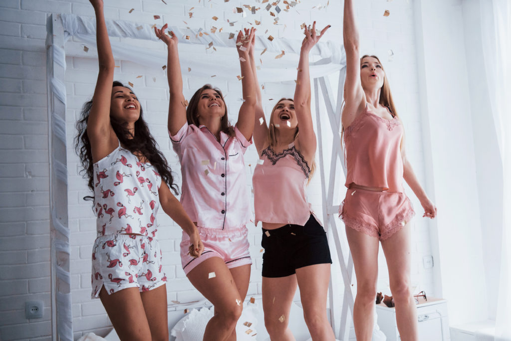 https://noivachoque.com/wp-content/uploads/2020/08/raise-up-hands-as-high-as-possible-confetti-air-young-girls-have-fun-white-bed-nice-room-1024x684.jpg